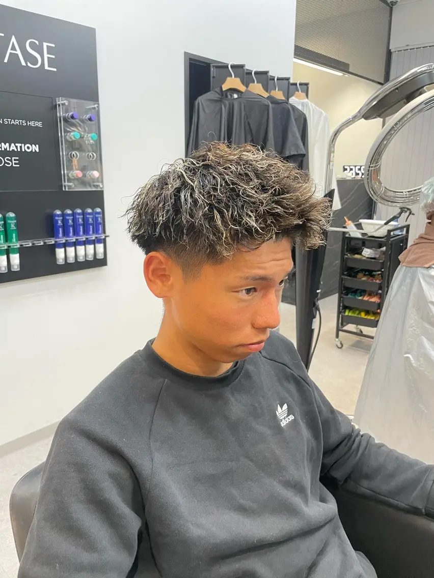 ショート パーマ メンズ モヒカン メンズパーマ ツイストスパイラルパーマ スパイラルパーマ 清藤 竜輝のヘアスタイル