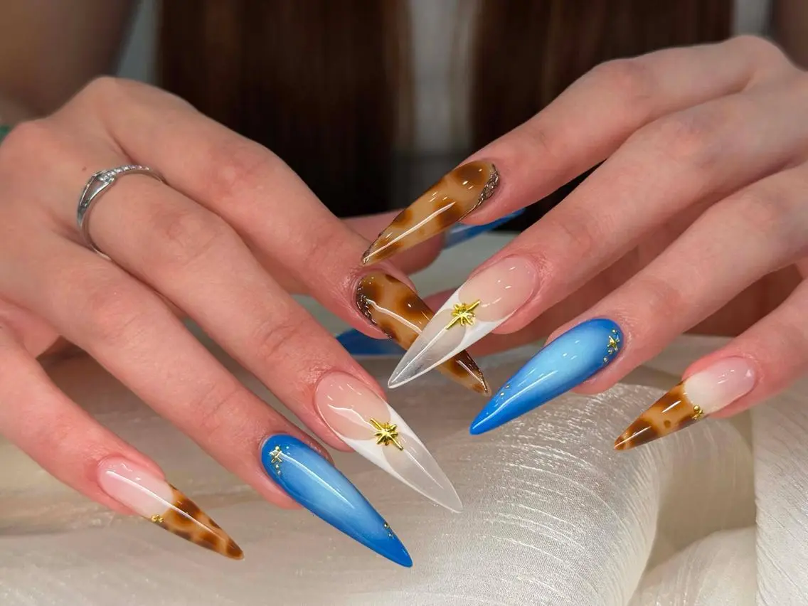 ネイル オーロラネイル ブルー チークネイル フットネイル フレンチネイル ハンドネイル NAILS168 池袋西口駅前店のネイルデザイン