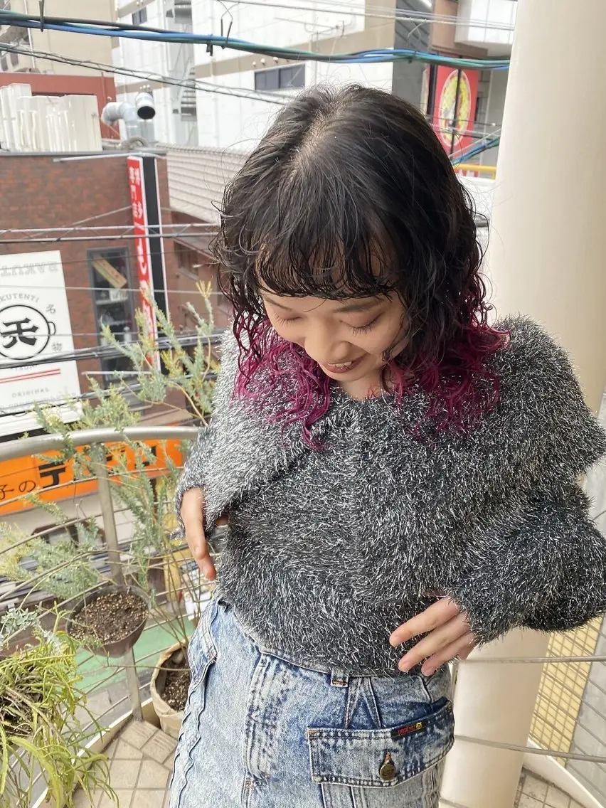 セミロング ヘアカラー qiie リタッチ 黒染め　ワンカラーのヘアスタイル
