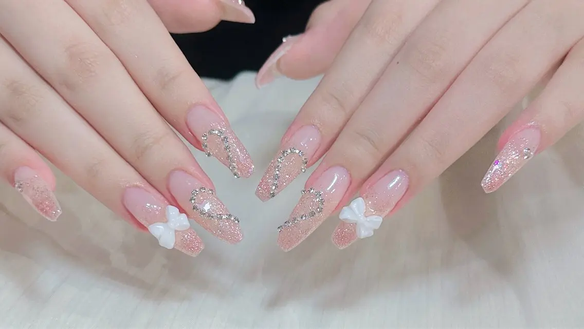 ネイル アートネイル オーロラネイル ガーリー キラキラネイル 韓国ネイル ハンドネイル Mio NailsalonUのネイルデザイン