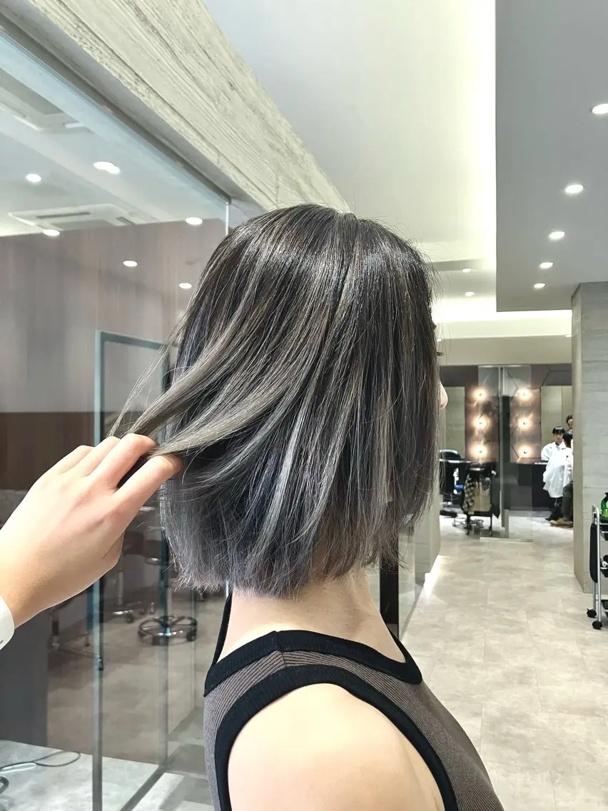 ショート カラー ヘアアレンジ バレイヤージュ ハイライトカラー シルバー ハイライト レイヤーカット サキ🤍ハイトーン 🪩レイヤーカットのヘアスタイル