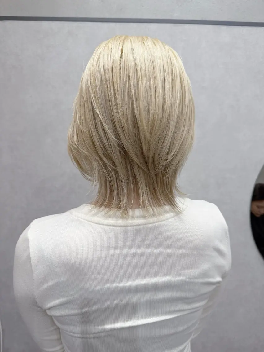 ミディアム カラー 抜きっぱなしブロンド ブロンド レイヤーカット ヘアカラー トリートメント AiM 大名　似合わせカットのヘアスタイル