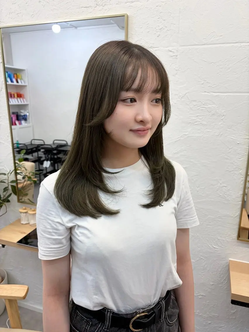 セミロング カラー ベージュカラー ブリーチ ミント ミントベージュ カット ヘアカラー RIRI💛 ママ美容師👶🏻のヘアスタイル