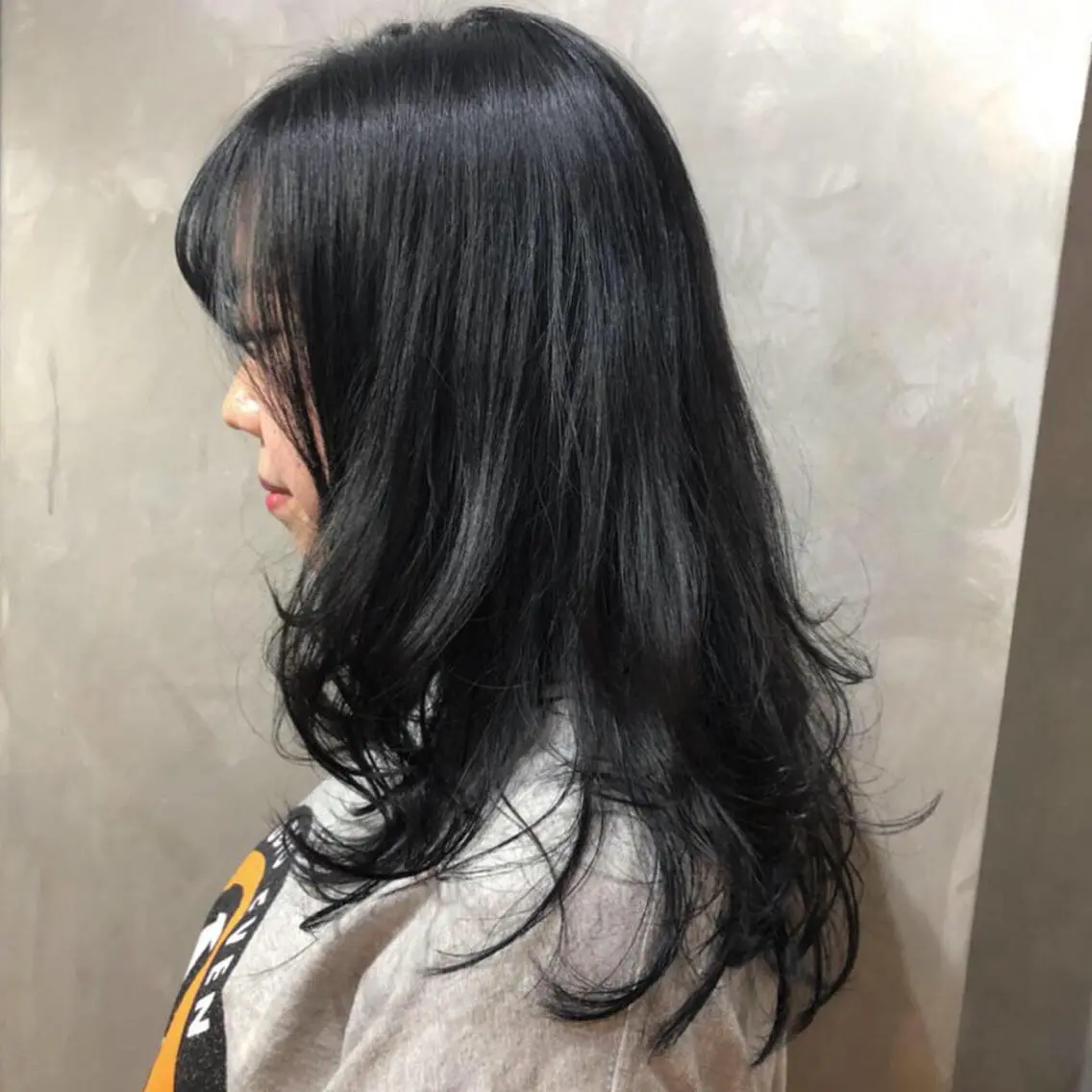 セミロング カラー 黒髪 ブルーカラー ブルーブラック ウルフカット 🕊️ HONOKAのヘアスタイル