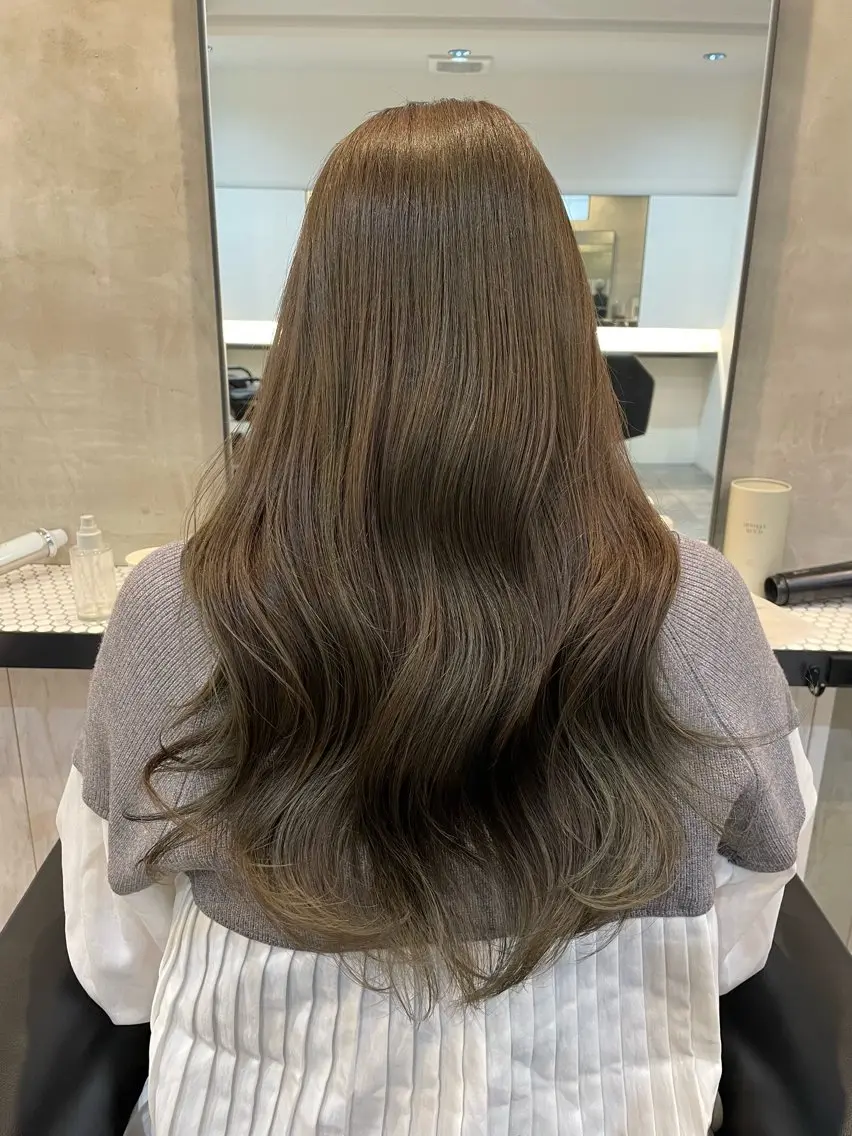 ロング カラー ベージュカラー ブリーチ ブリーチなしカラー オリーブベージュ 似合わせカット ヘアカラー トリートメント 渋谷 留菜のヘアスタイル