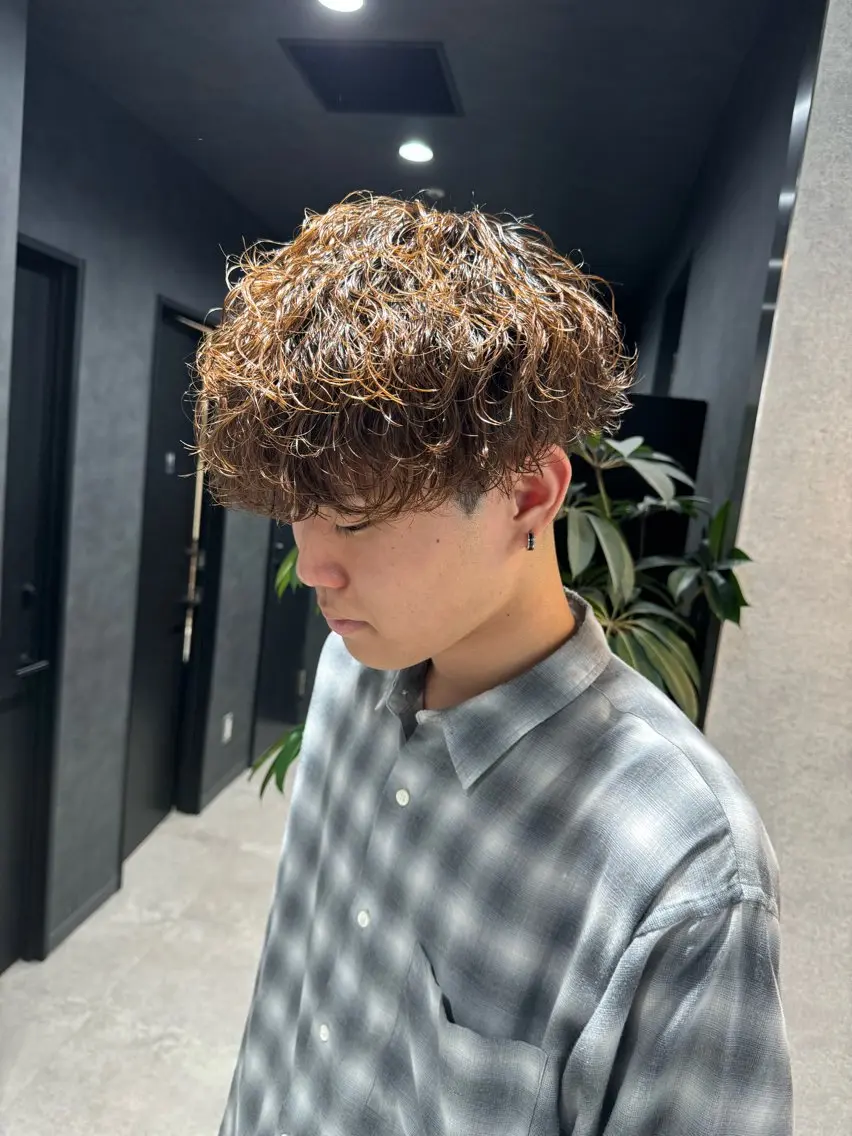 ショート カラー パーマ ヘアアレンジ メンズ メンズブリーチ センターパート メンズハイライト メンズハイトーン マッシュ カット パーマ トリートメント ヘッドスパ ヘアセット スパイキー/フェザー /波巻き/かいとのヘアスタイル