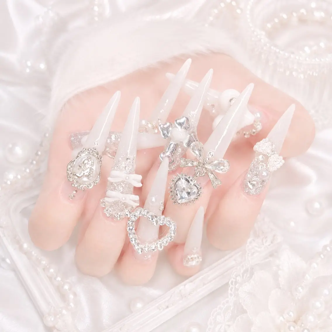 ネイル アートネイル オーロラネイル ボルドー チークネイル フレンチネイル ハンドネイル Sakura Nail Salonのネイルデザイン