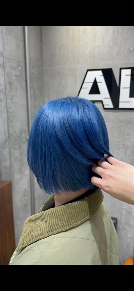 ショート カラー ブリーチ ブルーカラー シルバー ヘアカラー ホワイトブロンド RIKUTOのヘアスタイル