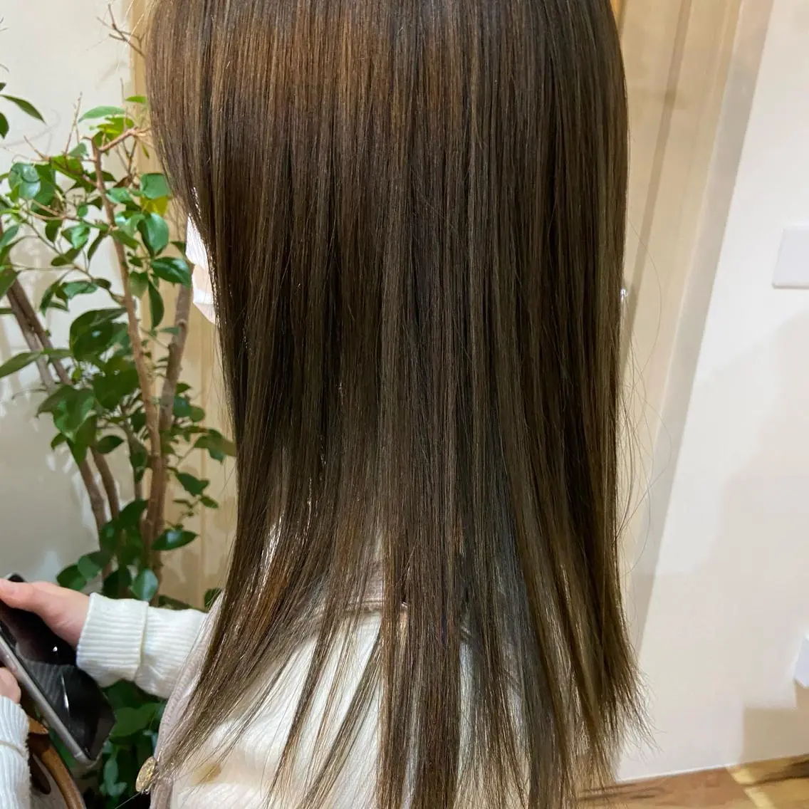 セミロング カラー ベージュカラー ハイライトカラー オリーブベージュ ハイライト SALTWATER AYARIのヘアスタイル