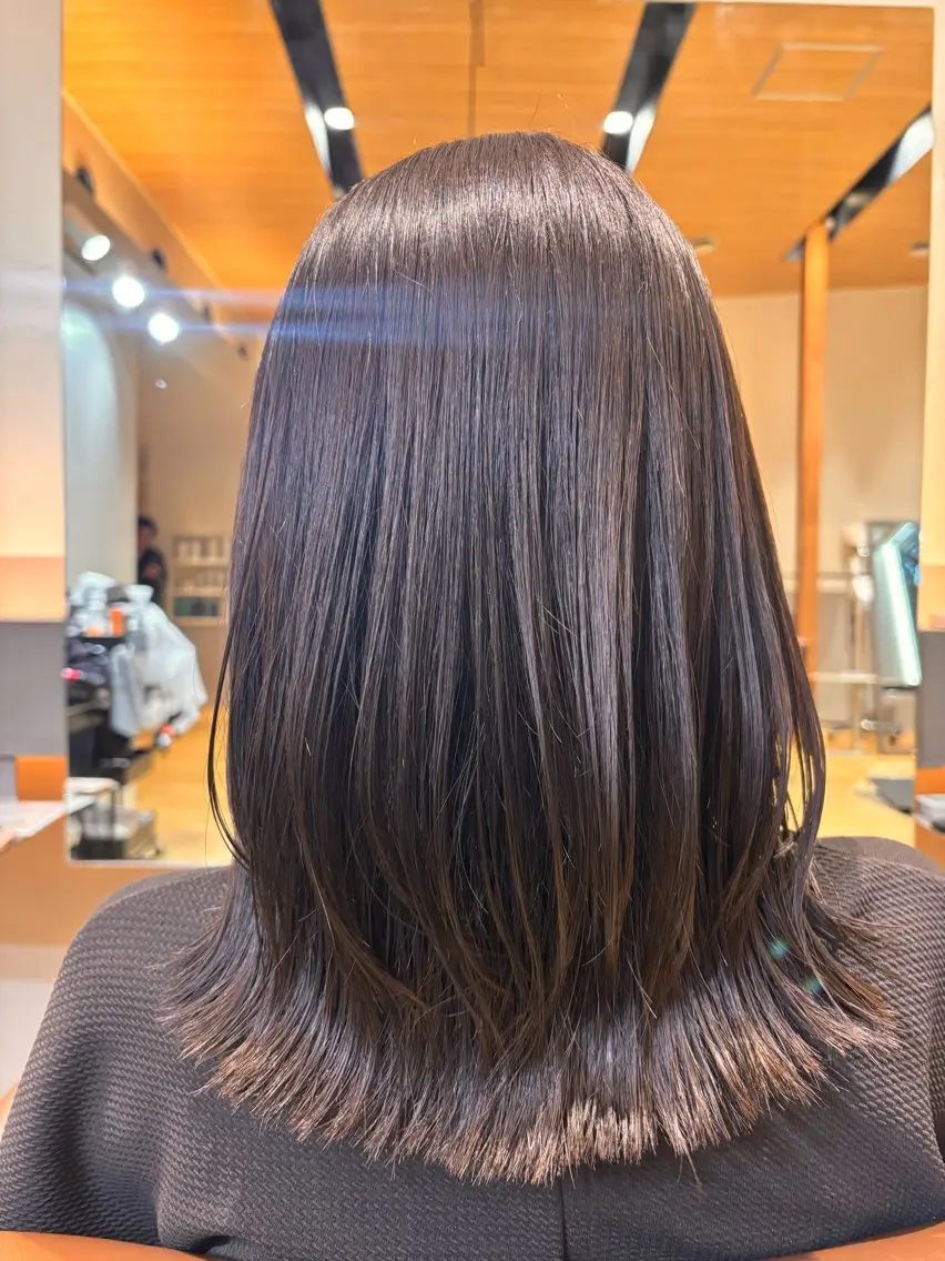 セミロング アッシュ レイヤーカット 外ハネヘア カット ヘアカラー 小原 瑠美那のヘアスタイル