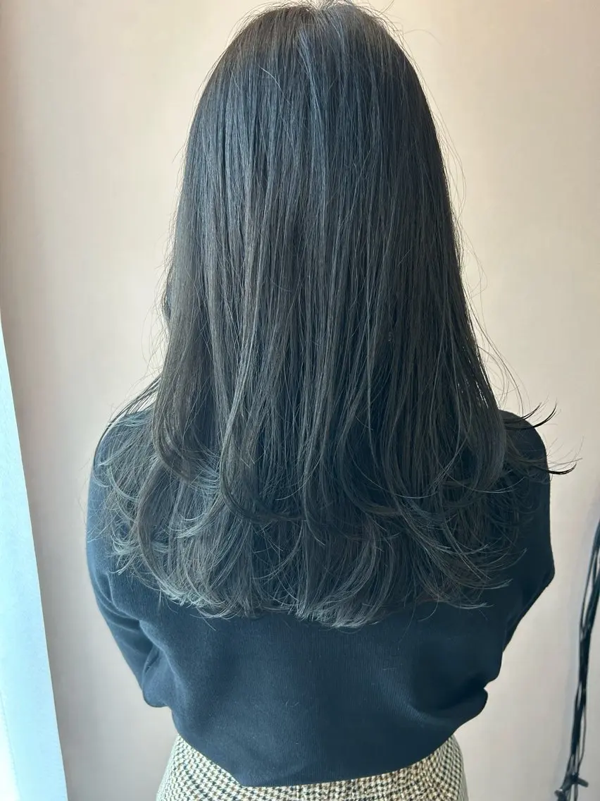ロング カラー アッシュ ブリーチ ブリーチなしカラー オリーブアッシュ hubhair レイヤー/透明感のヘアスタイル