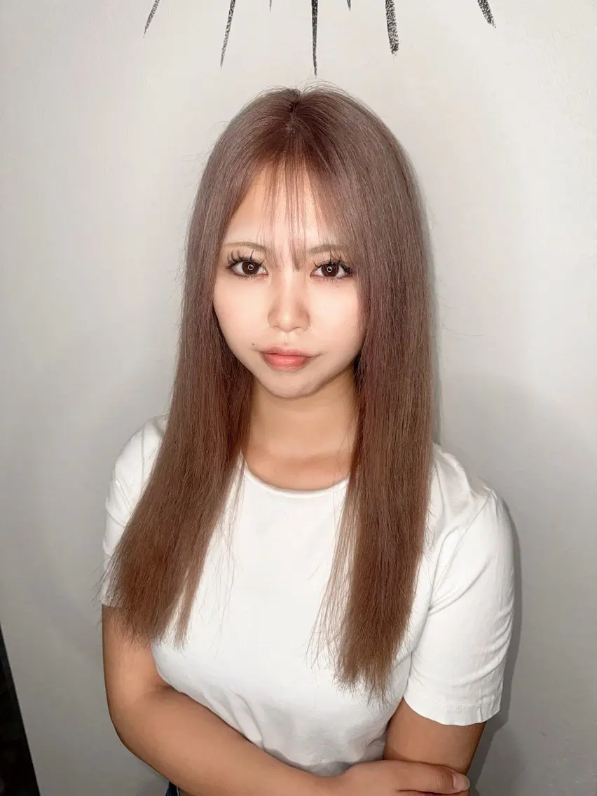 ロング カラー ベージュカラー ブリーチ ミルクティーベージュ 小笠原 菜緒のヘアスタイル