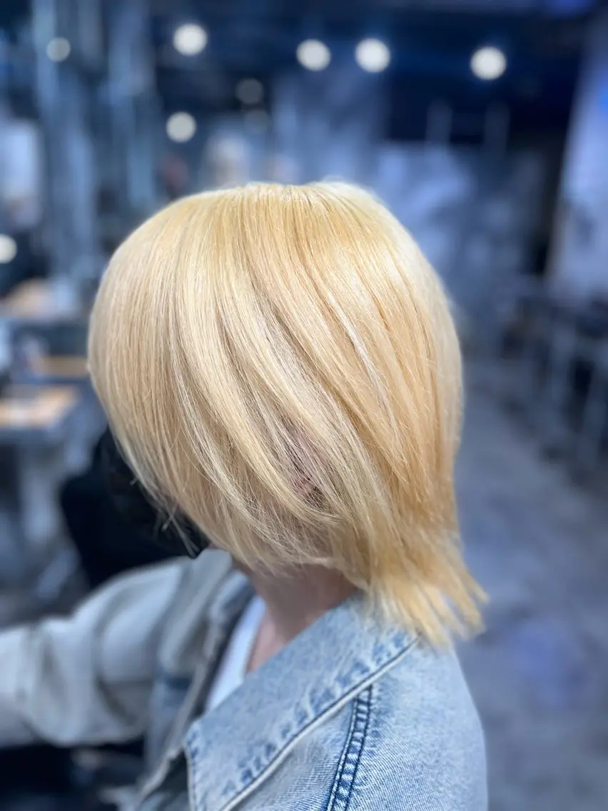 カラー ヘアカラー ハイトーンカラー 🦄レイヤーカットのヘアスタイル