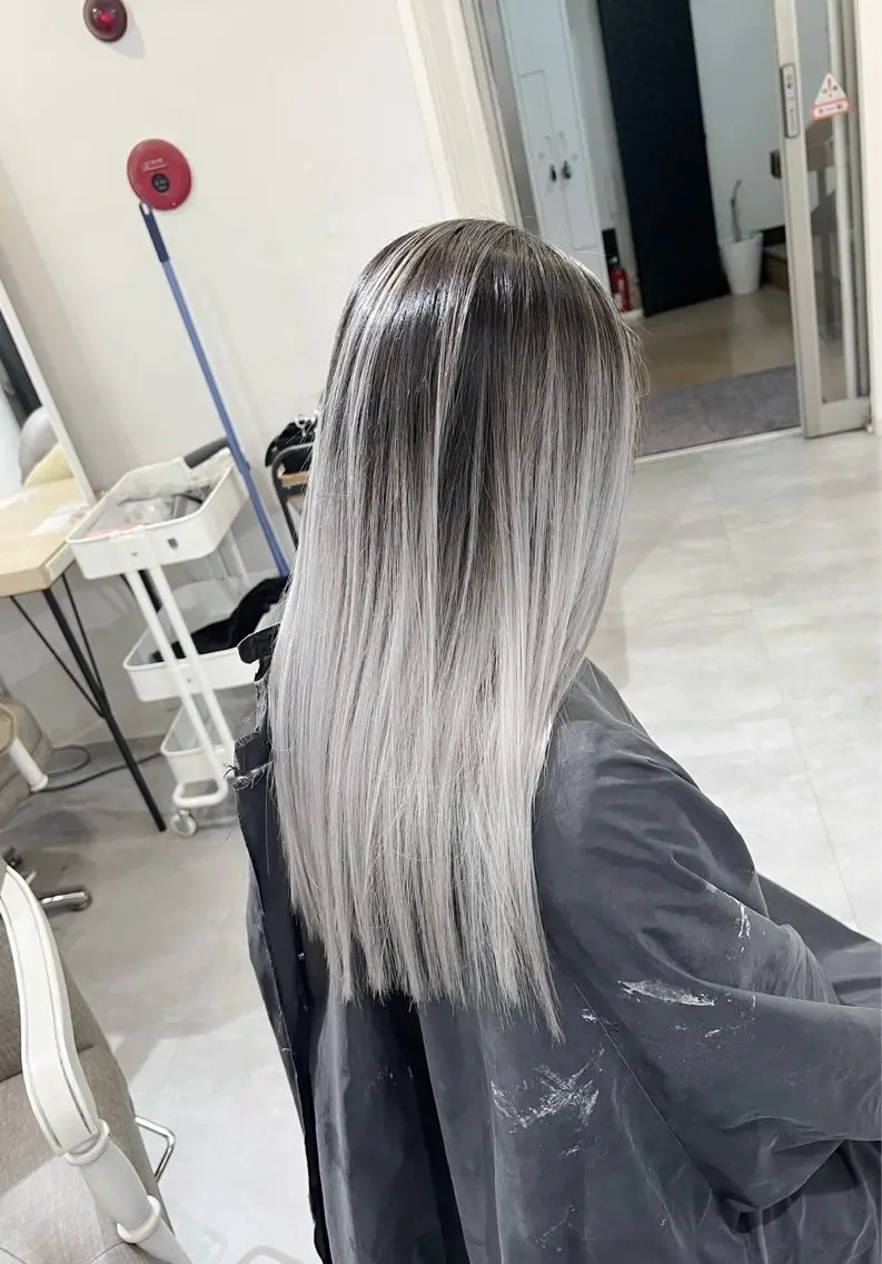 ロング カラー バレイヤージュ シルバー ホワイトシルバー レイヤーカット 指名数No.1 /NAOYAのヘアスタイル