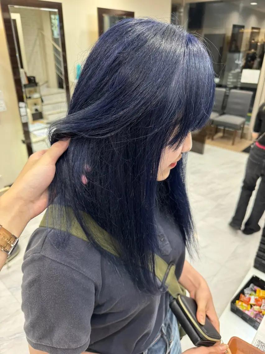 ロング カラー ヘアアレンジ 切りっぱなしボブ ブリーチ ブルーカラー デザインカラー ダブルカラー ヘアカラー トリートメント 目黒 碧人のヘアスタイル