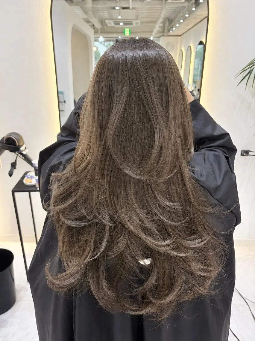 ロング カラー ロングレイヤー グレージュ オリーブグレージュ オリーブグレー レイヤーカット カット ヘアカラー トリートメント ショート🌼ボブ🌼 ハイトーン🌼大津のヘアスタイル