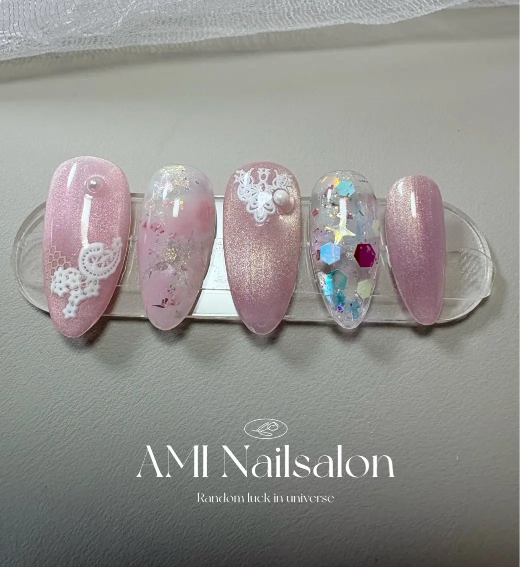 🉐ハンドネイル✨ピンクマグネット✖️レース✖️ニュアンス、華やかなキラキラ✨オフ、ケア込み、お好みのカラー変更可能の写真