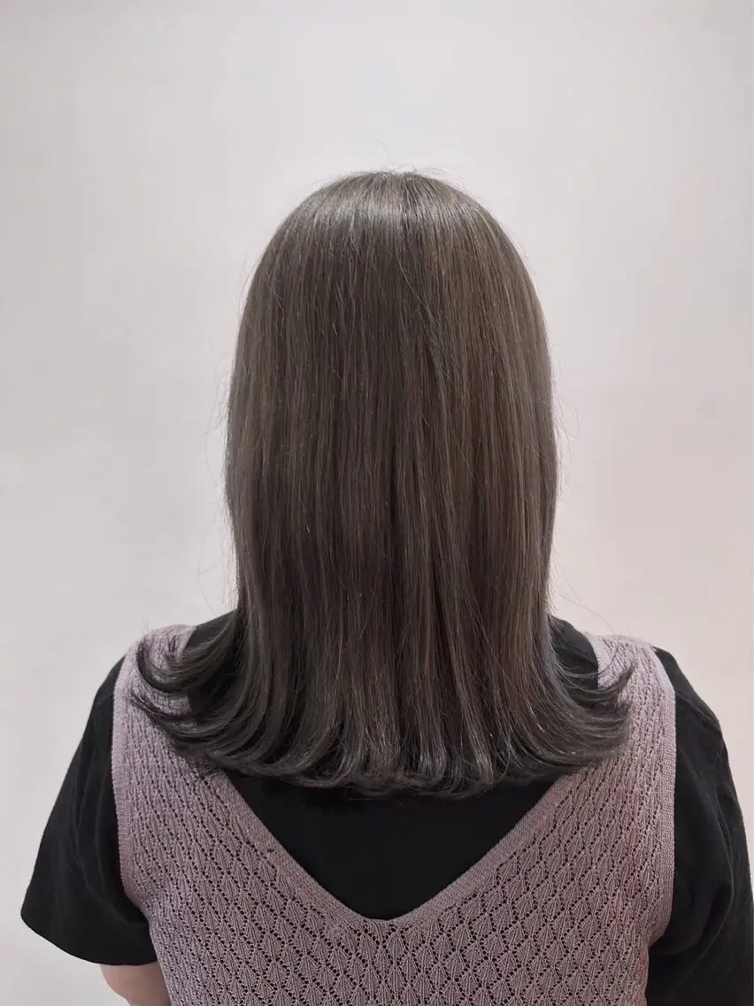 ミディアム カラー ブリーチ ケアブリーチ イヤリングカラー グレージュ インナーカラー mopa_kaede ナチュラル/レイヤーのヘアスタイル