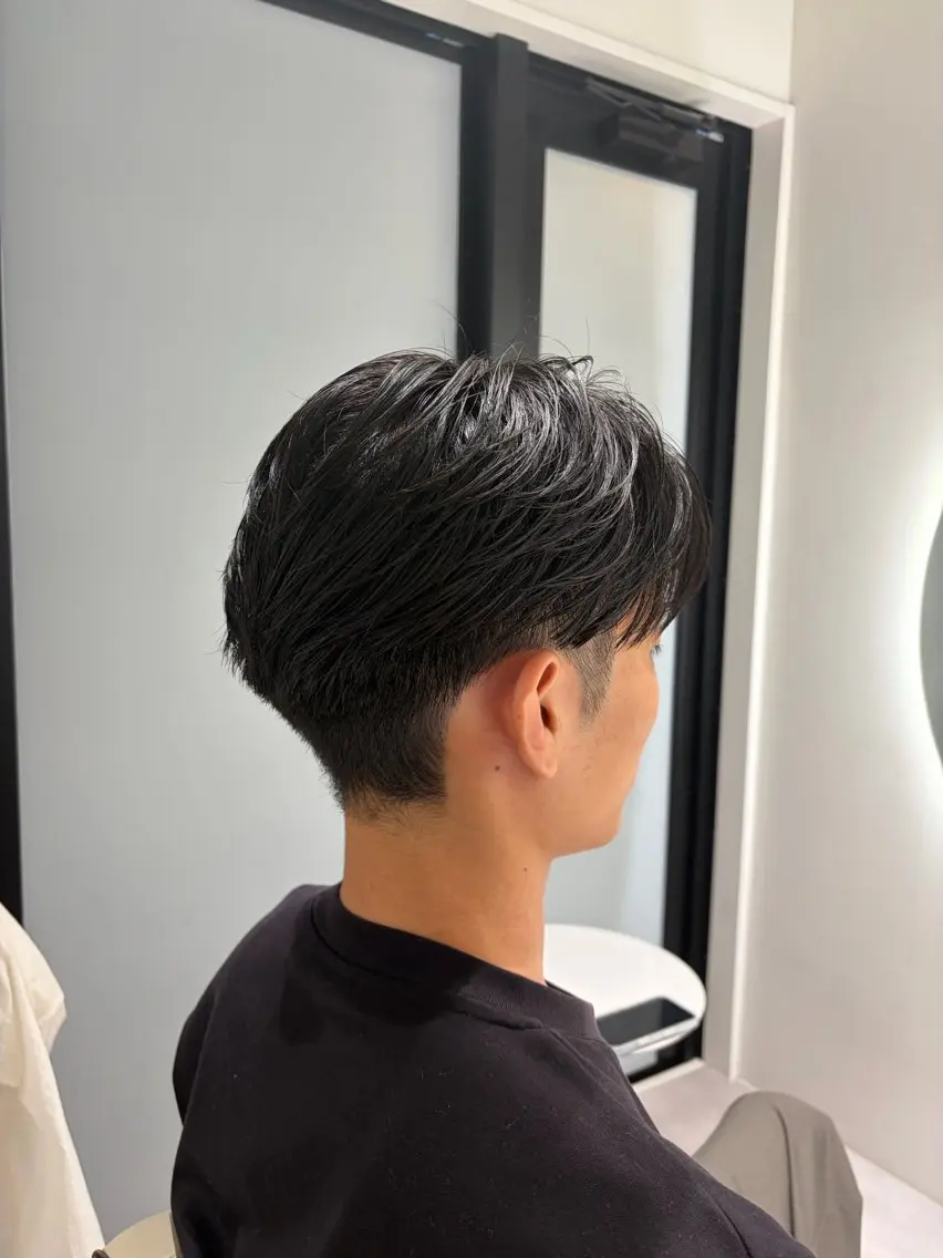 ショート メンズ センターパート フェードカット カルマパーマ メンズ韓国風 マッシュウルフ カット 中村 佳菜のヘアスタイル