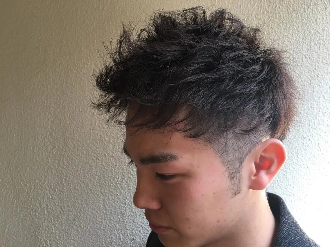 ショート パーマ メンズ メンズパーマ 刈り上げ 外国人風カラー ショートヘア カット ヘアカラー 島田 竜也のヘアスタイル