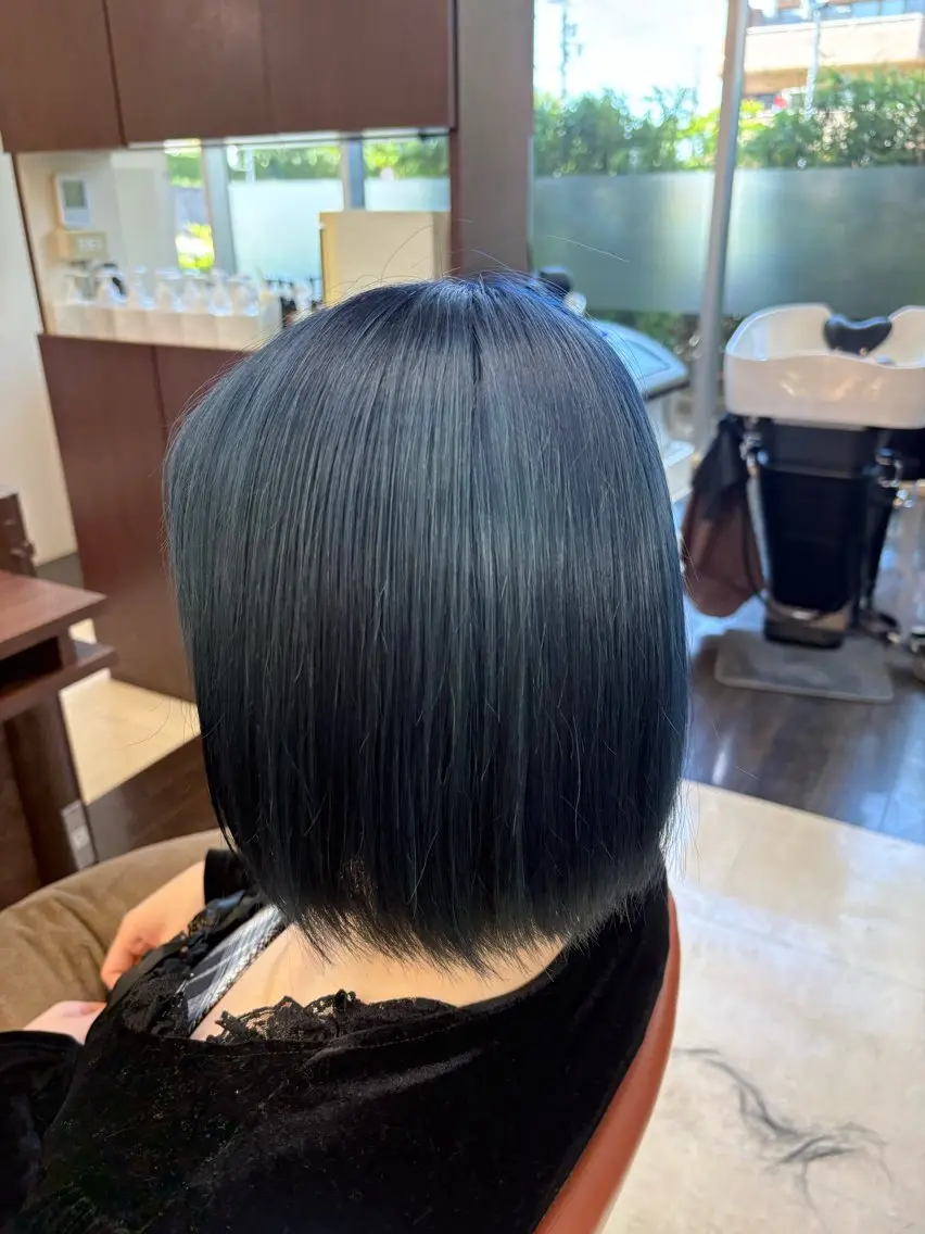 カラー ブリーチ ブルーカラー カット ヘアカラー レイヤー×垢抜け/ ハイトーン/朝倉友香のヘアスタイル