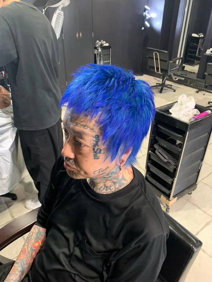 カラー ヘアアレンジ メンズ ブルーカラー カット ヘアカラー トリートメント ヘアセット メンズ専門 美容師✨ アメ村 堀江颯瑛のヘアスタイル