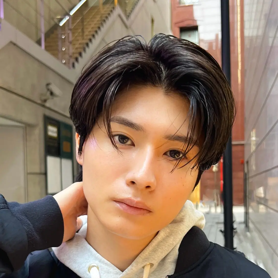 ショート パーマ メンズ センターパート メンズパーマ メンズカット曲がる 縮毛矯正佐々木タクマのヘアスタイル