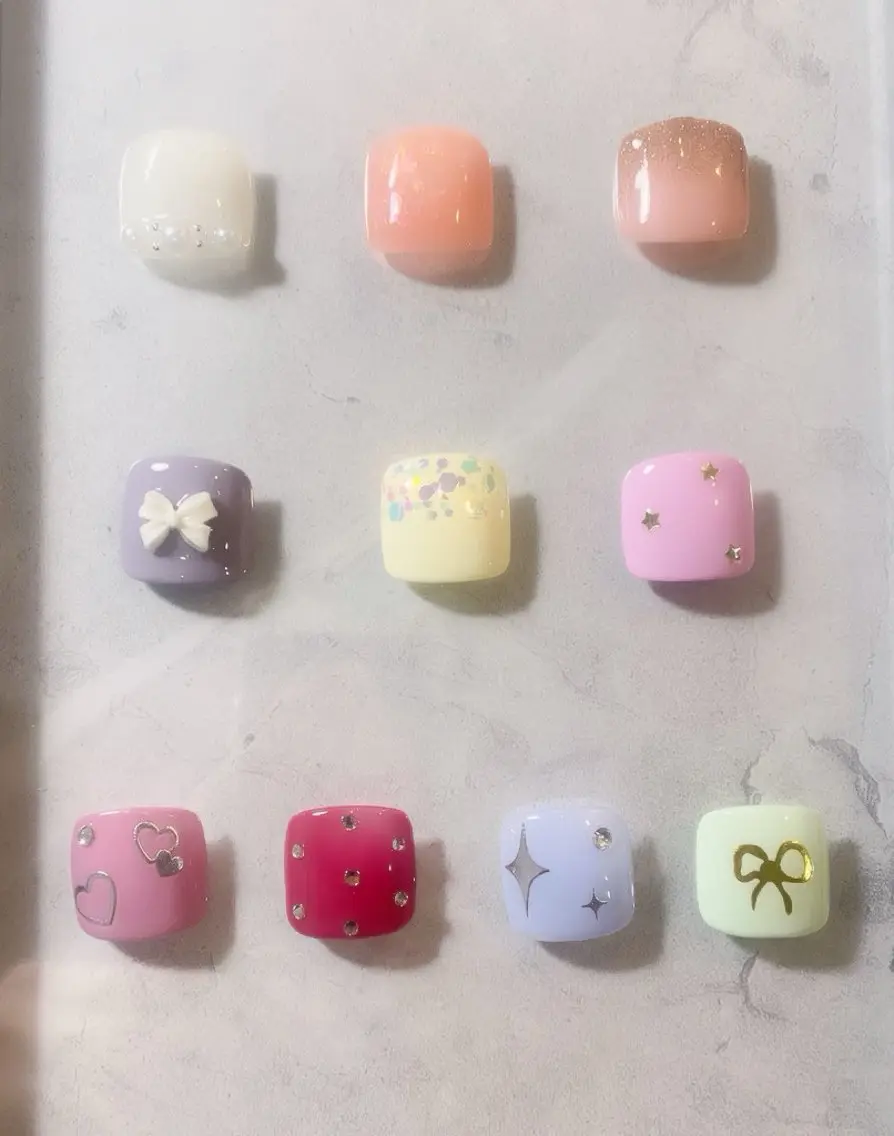 定額フットネイル/フットバス、甘皮ケア込み!初回オフ込み/フットネイル再来店8週間以内オフ無料の写真
