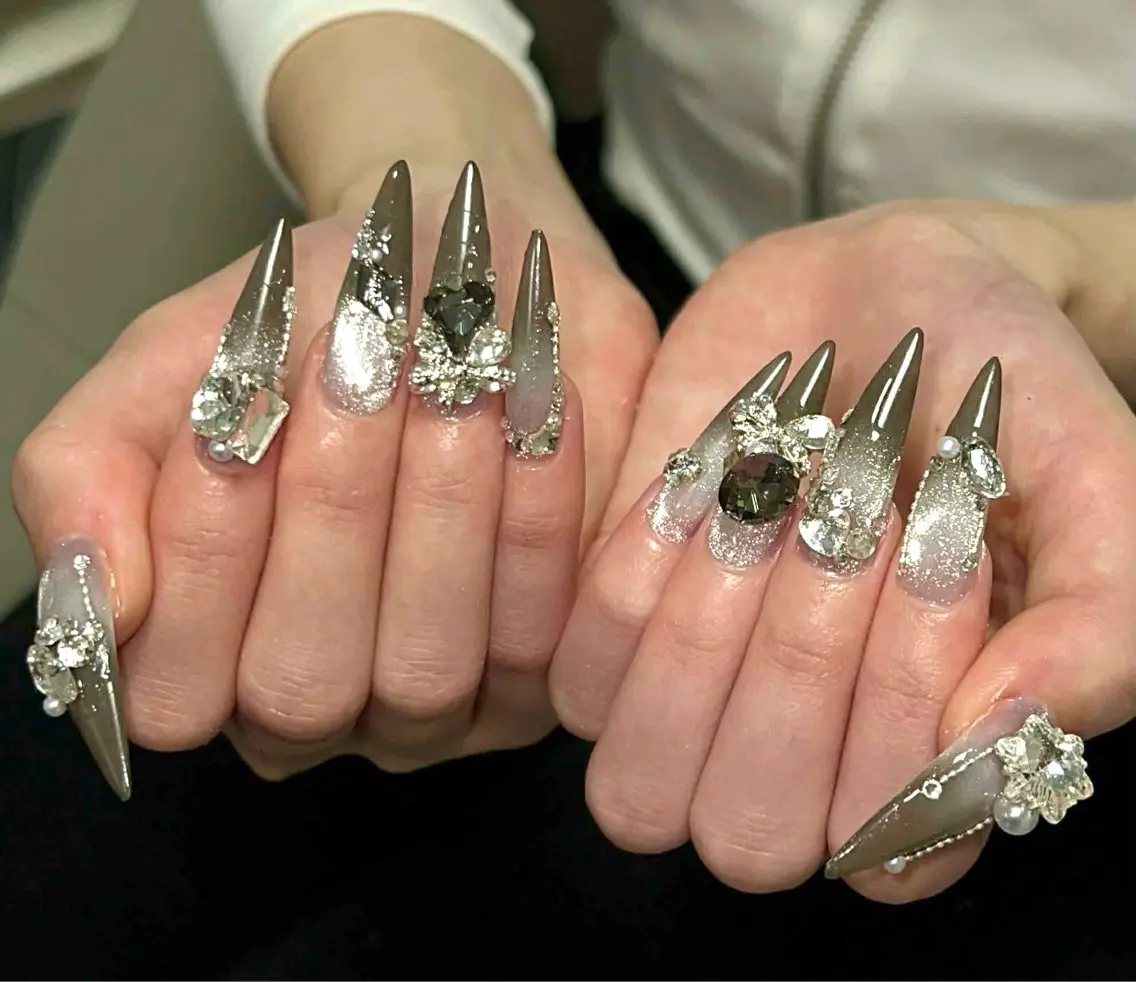 ネイル オーロラネイル ブラウン フラッシュネイル フラワーネイル ホログラムネイル ハンドネイル Amee Nail Salonのネイルデザイン