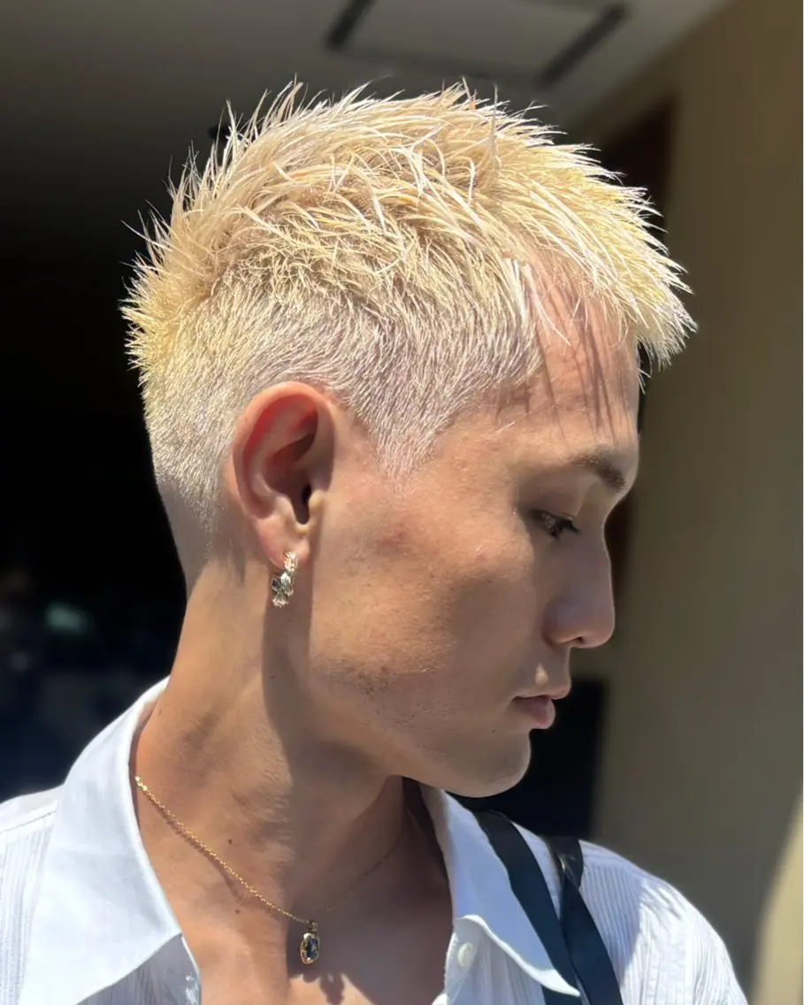 ショート カラー メンズ メンズブリーチ メンズショート ブリーチ 抜きっぱなしブロンド ショートヘア マツダ レンのヘアスタイル