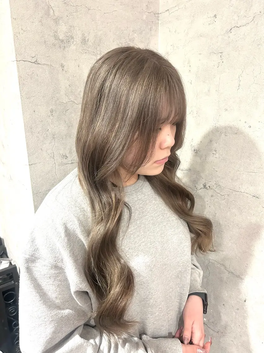 ロング カラー ブリーチ 透明感カラー グレージュ ミルクティーグレージュ ヘアカラー パーソナルカラー 診断🍀マリンのヘアスタイル
