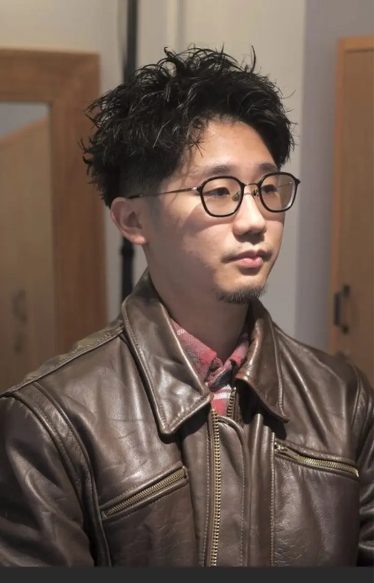 パーマ メンズ メンズブリーチ センターパート メンズハイトーン カルマパーマ メンズ韓国風 カット パーマ 似合わせメンズカット ブリーチ/ウルフ/栄のヘアスタイル