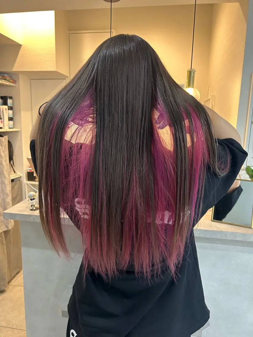 ロング カラー アッシュ インナーカラー ピンクカラー シルバー 山岡 茉琳のヘアスタイル