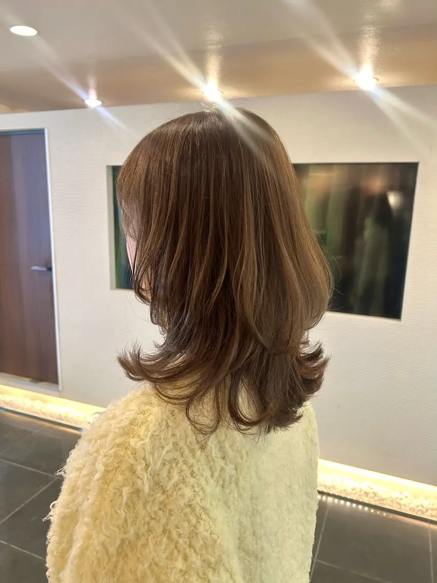ミディアム カラー ミディアムレイヤー ベージュカラー オリーブベージュ くびれヘア レイヤーカット カット ヘアカラー トリートメント チーフデザイナー 若林　麻衣のヘアスタイル