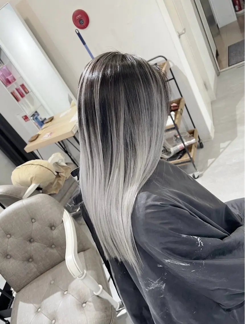 ロング カラー バレイヤージュ シルバー ホワイトシルバー レイヤーカット 指名数No.1 /NAOYAのヘアスタイル