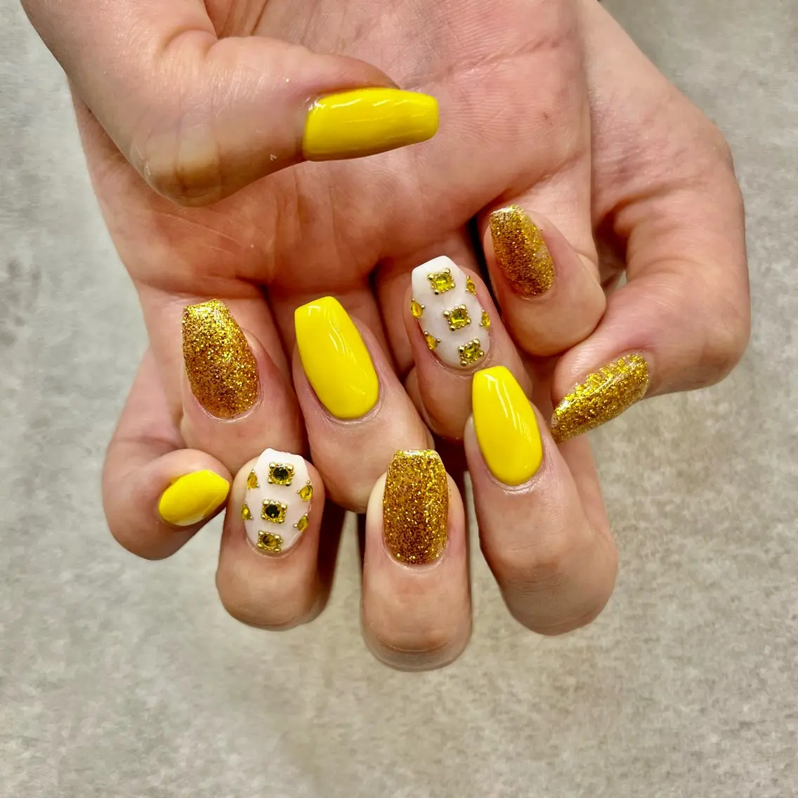 ネイル ストーンネイル MAXKELLY AYAKAのネイルデザイン