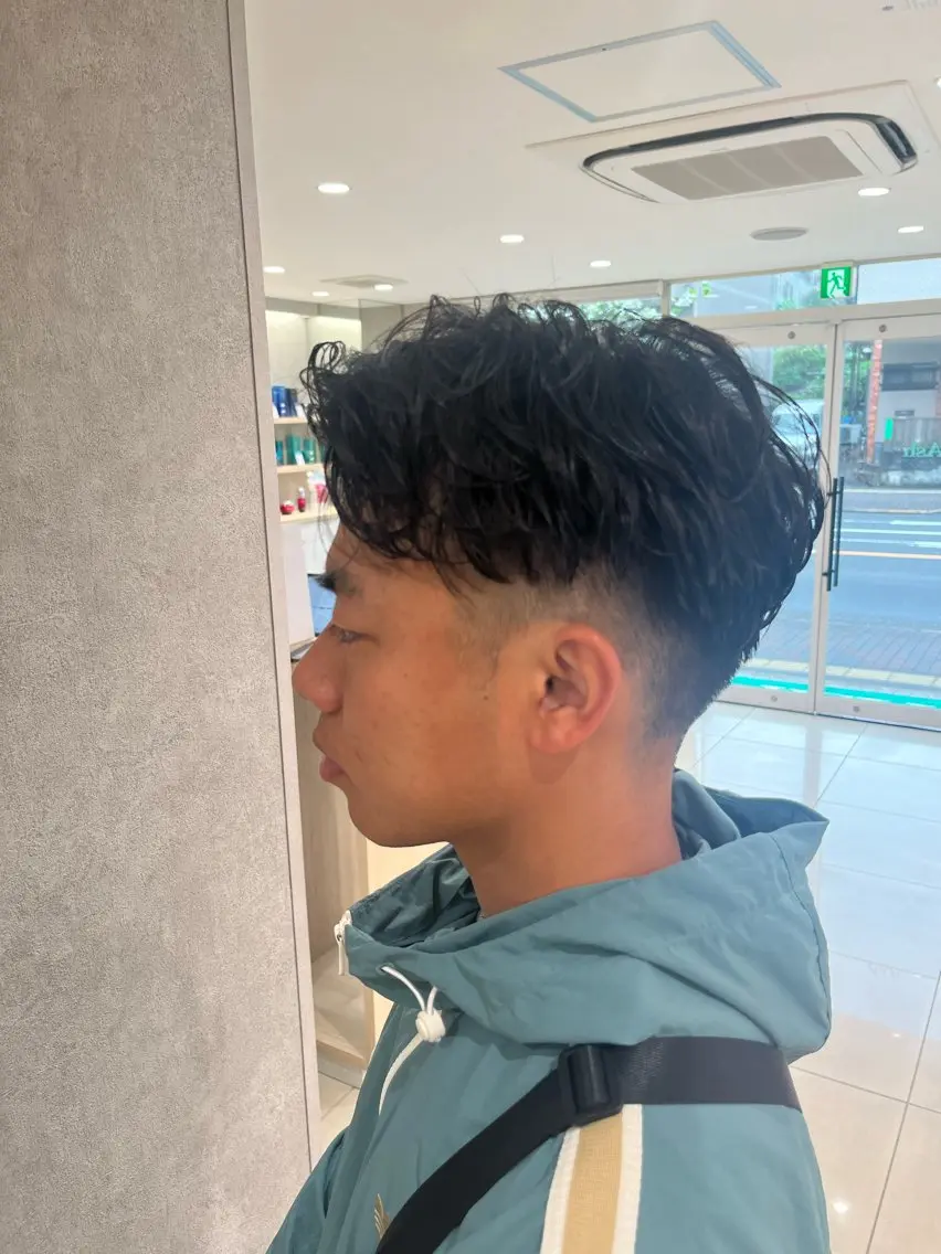 パーマ メンズ センターパート カルマパーマ メンズパーマ 巖本 真希のヘアスタイル