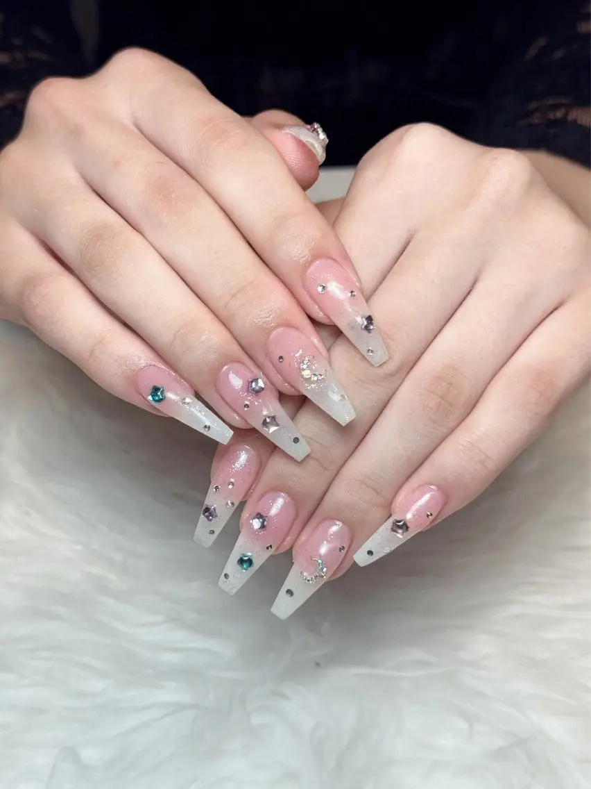 ネイル チークネイル ドット フレンチネイル グラデーション ハート ハンドネイル Julli NailStudioのネイルデザイン