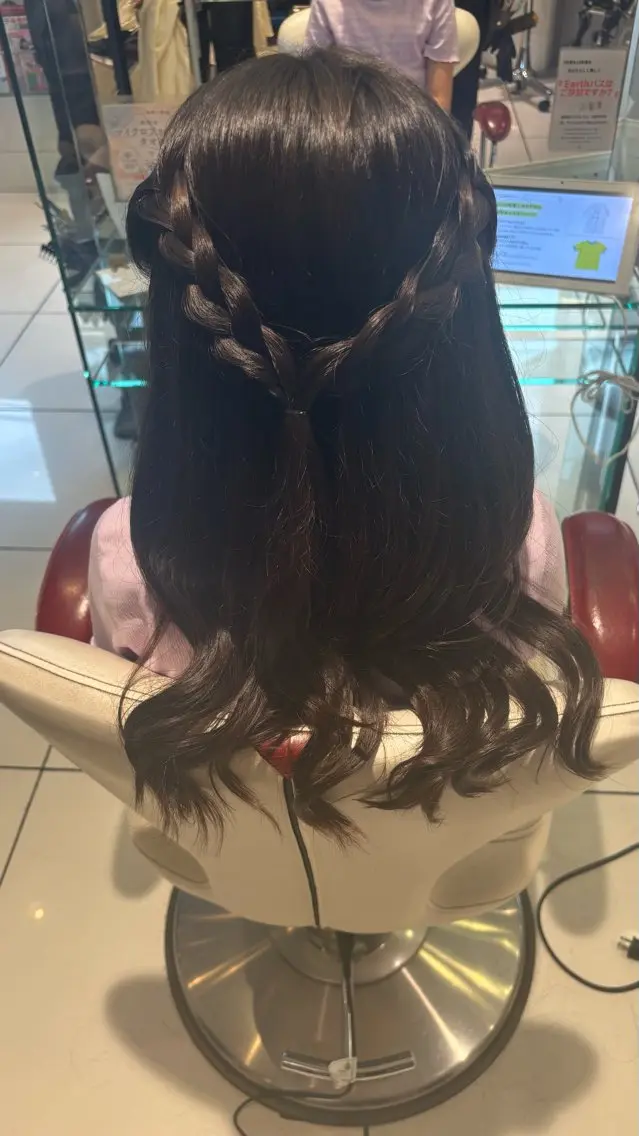 セミロング ヘアアレンジ キッズ ヘアセット 新開 羽音のヘアスタイル