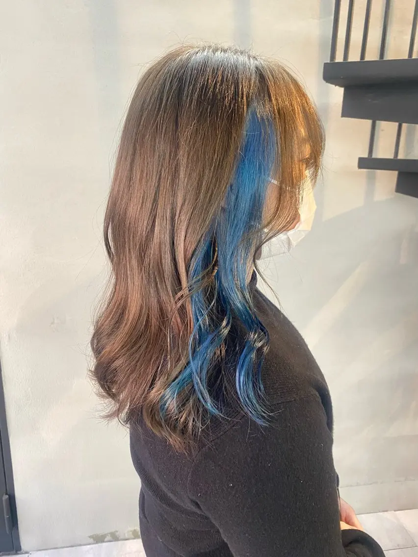 ロング カラー ベージュカラー ブリーチ ブルーカラー デザインカラー イヤリングカラー 柏 デザインカラー/ レイヤー🐣シオリのヘアスタイル