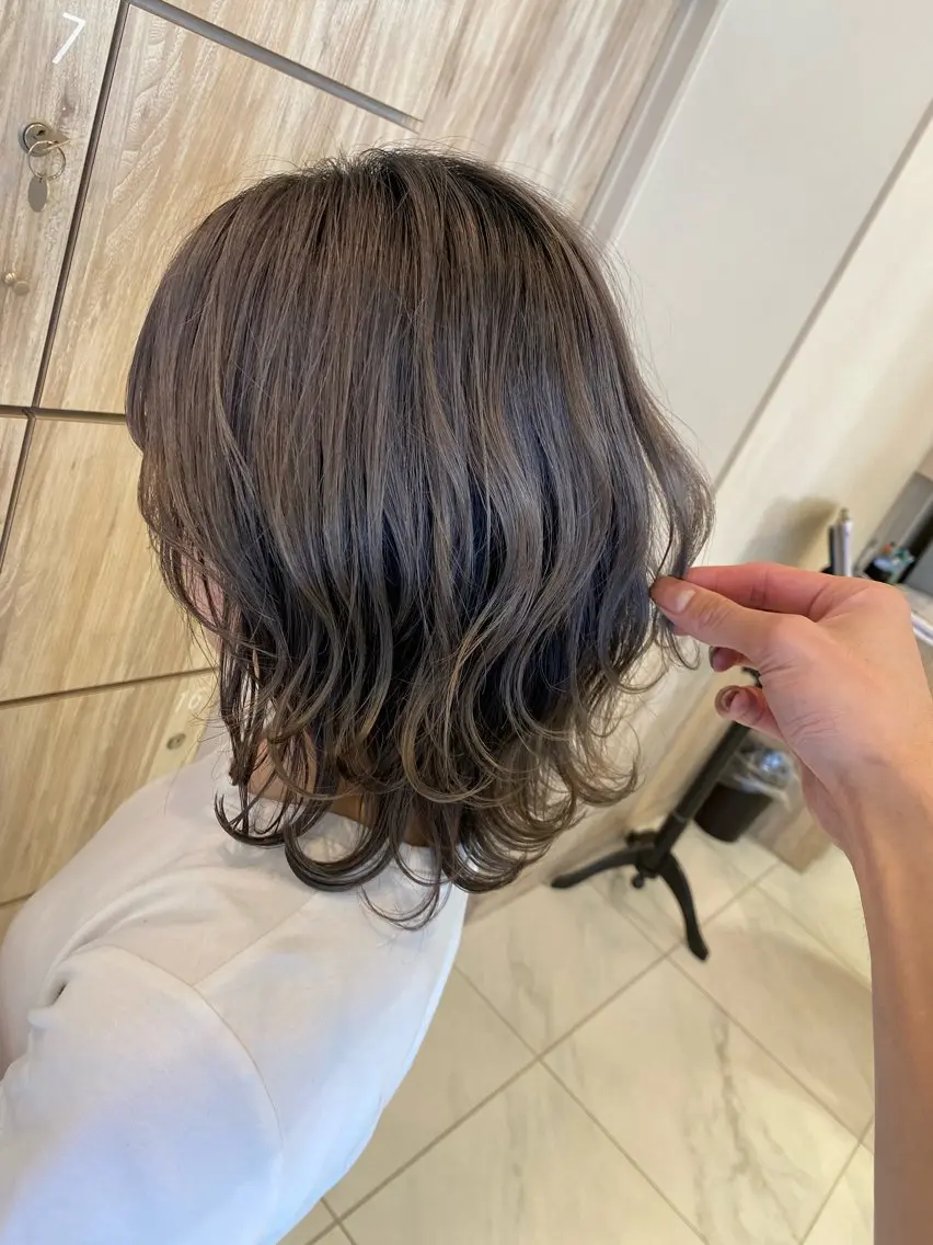 ミディアム カラー バレイヤージュ ブリーチ ケアブリーチ グレージュ レイヤーカット グランデュール焼津 SEIRYU🐉のヘアスタイル