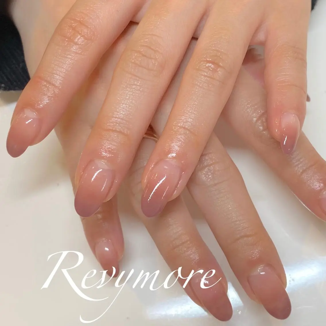 ミディアム ネイル ジェルネイル グラデーション シンプルネイル nail salon Revymoreのネイルデザイン
