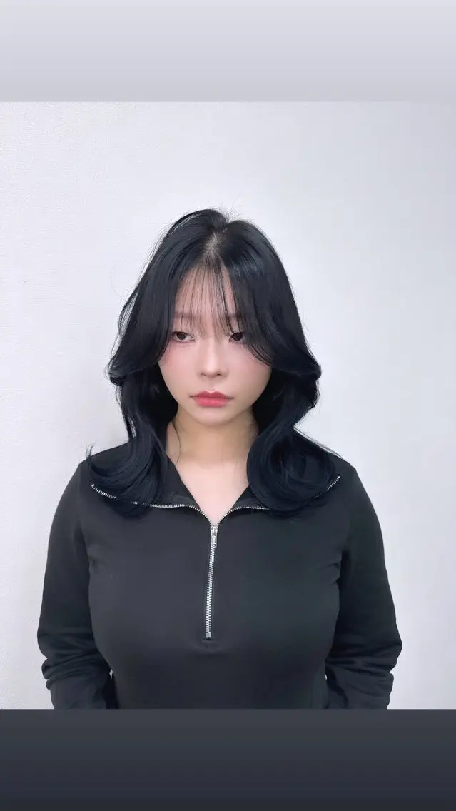 セミロング カラー ヘアアレンジ 黒髪 ブルーカラー ブルーブラック くびれヘア 韓国風ヘア カット ヘアカラー トリートメント 酸性縮毛矯正🧴韓国 レイヤー/髪質改善のヘアスタイル