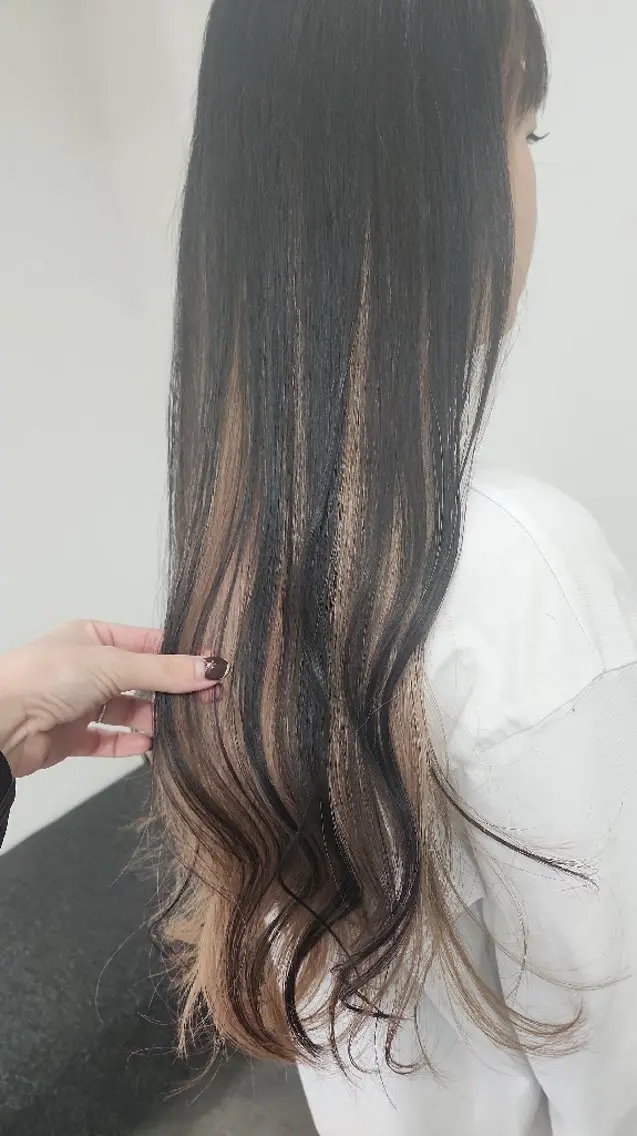 ロング カラー ベージュカラー ブリーチ ミルクティーベージュ 安達まい/ インナーカラー◎のヘアスタイル