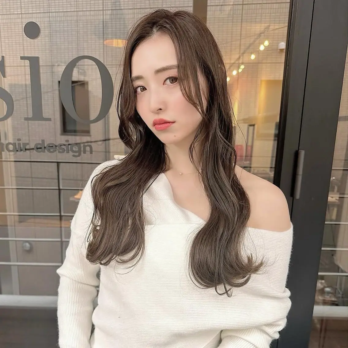 ロング カラー 韓国🇰🇷レイヤー カットオリーブカラーのヘアスタイル