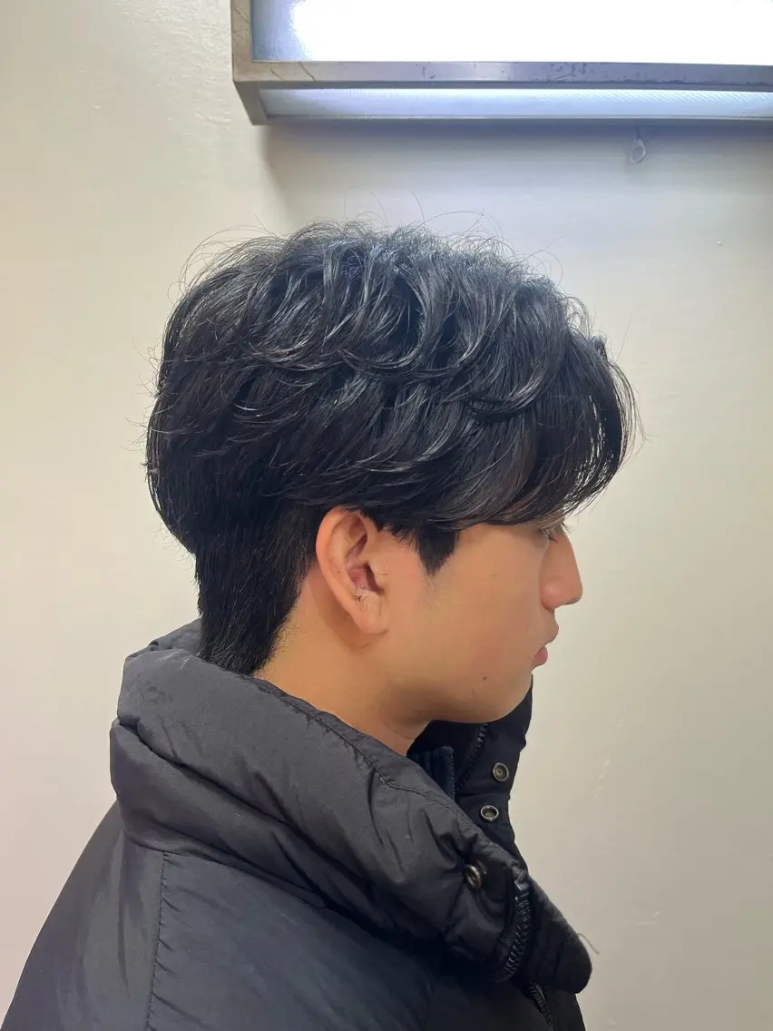 ショート パーマ メンズ ダウンパーマ フェザーパーマ メンズパーマ カット パーマ 韓国メンズヘア/ 毛流れヘア　須田龍世のヘアスタイル