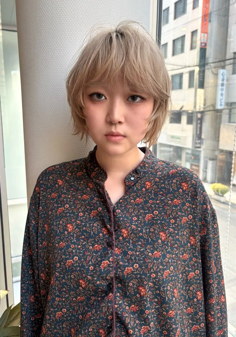 ショート カラー レイヤーカット natsumi レイヤー/ブリーチのヘアスタイル