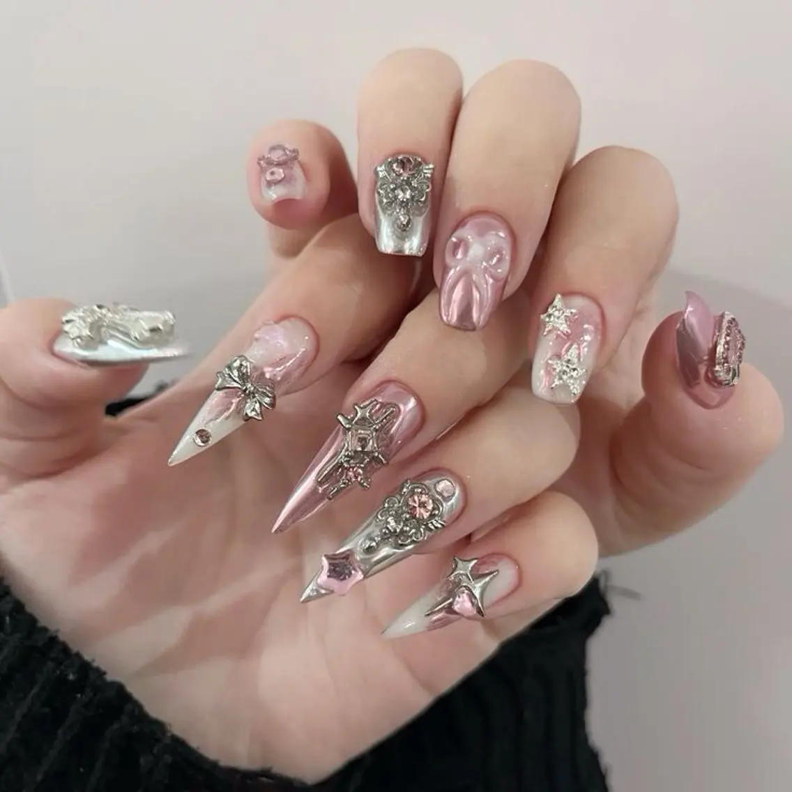ネイル キラキラネイル 韓国ネイル ロングネイル シンプルネイル ワンホンネイル ハンドネイル Rina Nail.Novaのネイルデザイン