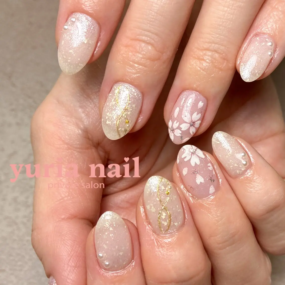 ネイル 桜ネイル 入学式 フラワーネイル ゴールド 卒業式 ハンドネイル 小林 ゆりあのネイルデザイン