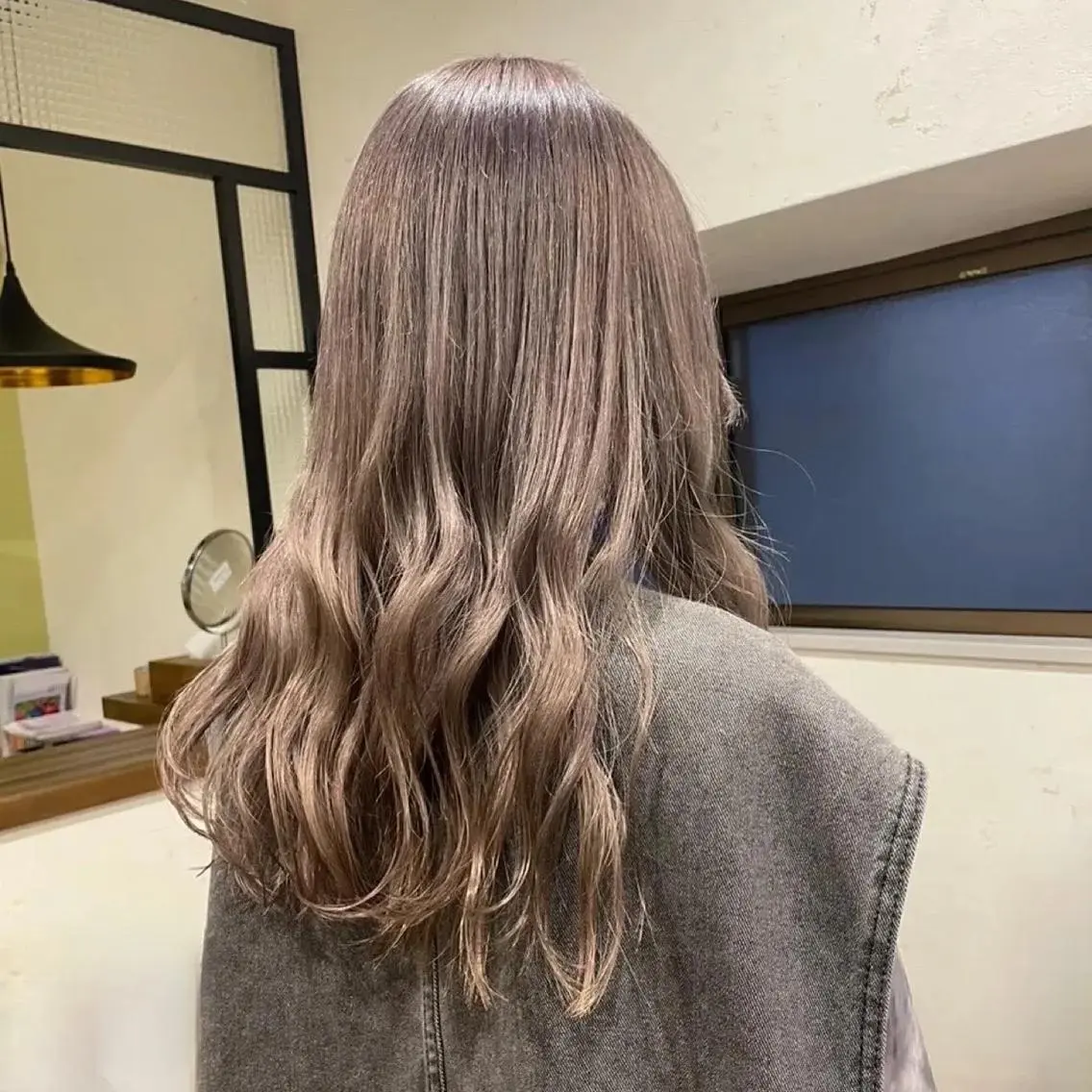 セミロング 高評価多数◎ コテ巻きパーマ星明夏のヘアスタイル